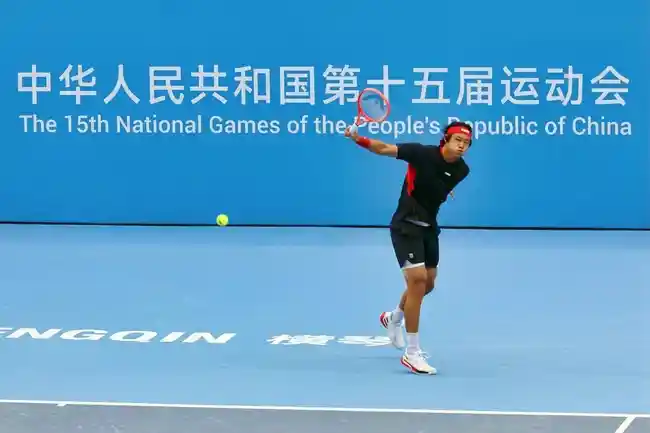 十五运会网球战火燃起！种子选手霸气登场，单打首秀轻松横扫晋级