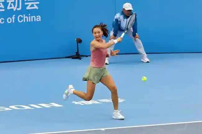 十五运会网球战火燃起!种子选手霸气登场,单打首秀轻松横扫晋级