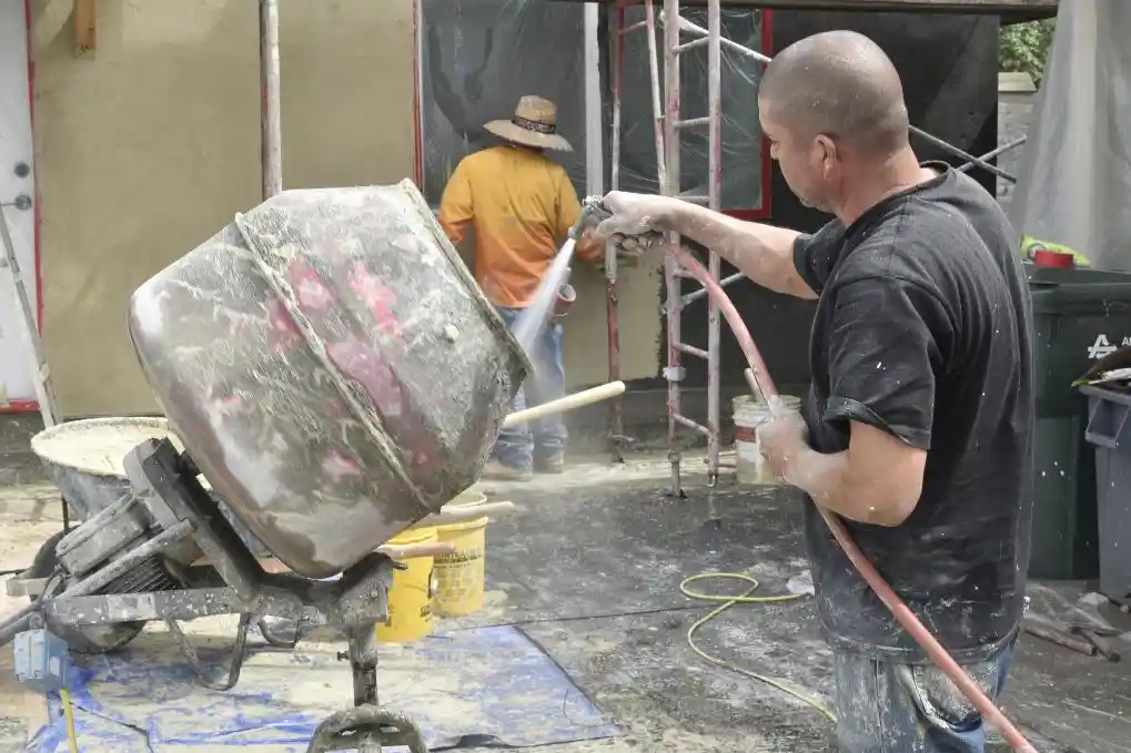 重压之下，120万移民悄然离场：美国劳动力市场暗藏危机